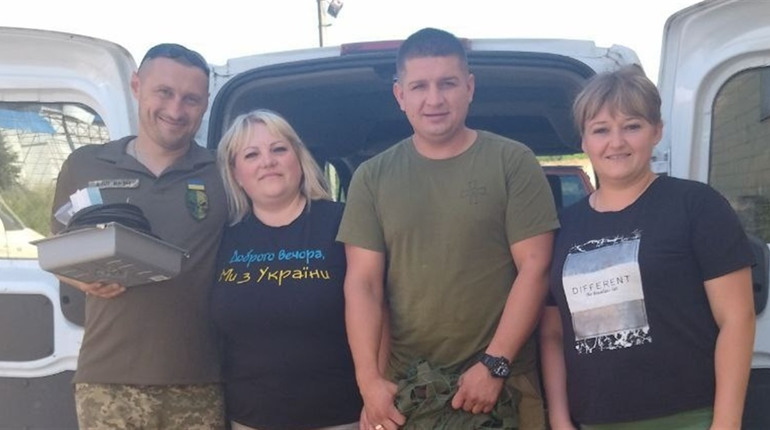 Ольга Отрохова і Вікторія Катриченко передали пораненим воїнам із Тростянеччини необхідні речі