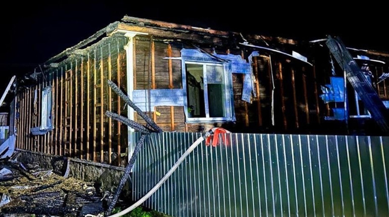 У селі на Сарненщині повністю загорівся деревʼяний будинок
