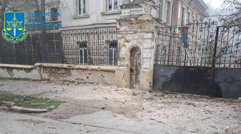 Окупанти вгатили по історичному центру Херсона, є влучання у житлові будинки та пам'ятку архітектури