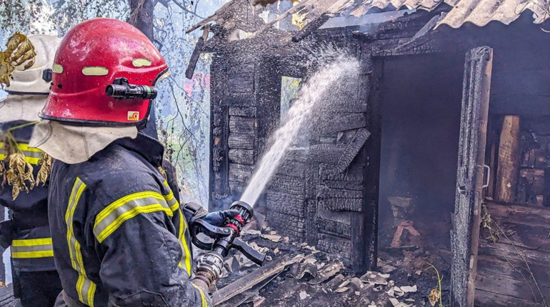 Вогнеборці ліквідували пожежу у Шосткинській громаді, яку спричинили дитячі пустощі з вогнем (відео)