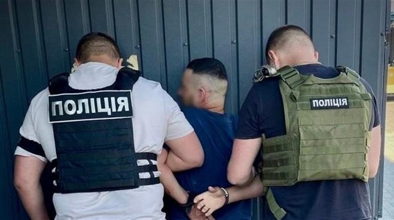 Вимагав гроші та погрожував. У Запоріжжі затримали чоловіка, який торгував підробленими документами