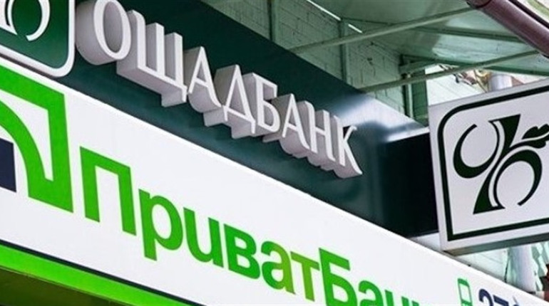 Клієнти Ощадбанку і Приватбанку не можуть увійти у додатки, «лежить» сайт Міноборони: що сталося