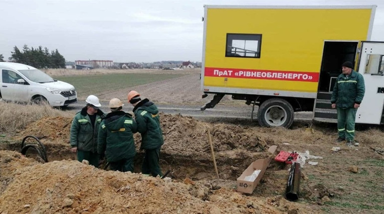 Енергетики Вараського району контролюють стан мереж та просять повідомляти про підозрілих осіб