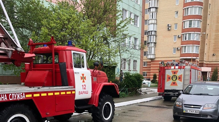 Вараські рятувальники визволили дворічного хлопчика із зачиненої квартири на четвертому поверсі