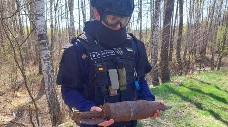 У Майстрові на полі місцеві жителі знайшли артснаряд — його знешкодили сапери ДСНС