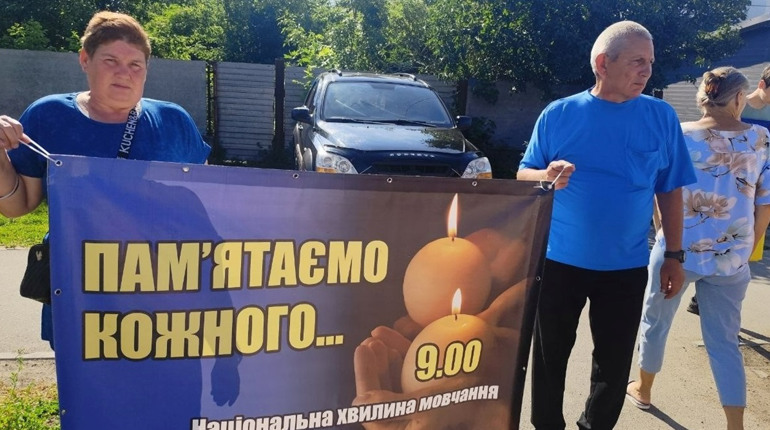 "Щоб пам’ятали наших Героїв": як у Знам’янці Другій хвилина мовчання стала справою всієї громади