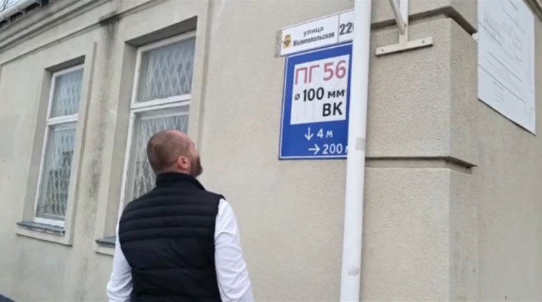 Окупанти замінюють україномовні таблички на російськомовні в Каховському районі