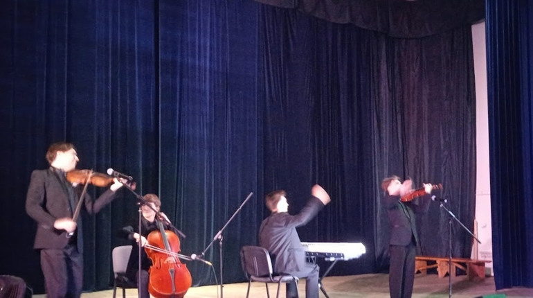 З музичним стендапом знайомили долинчан квартет родини Шутко