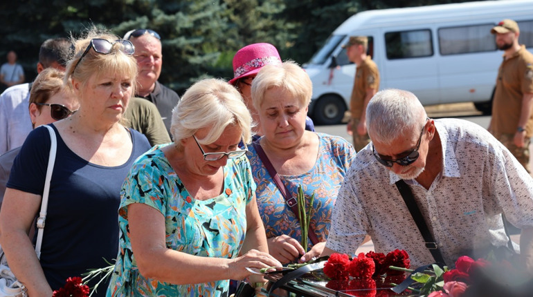 Повернувся додому на щиті: у Південноукраїнську провели в останню путь Олександра Нестеренка