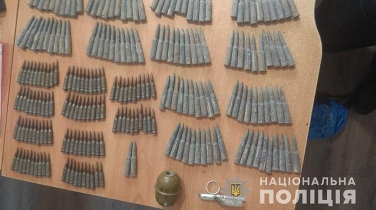 Небезпечний арсенал вилучили правоохоронці у мешканця Почаєва