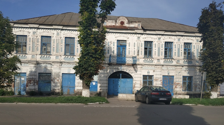 У Сватовому продали будівлю колишнього банку «Україна». Хто купив і за скільки