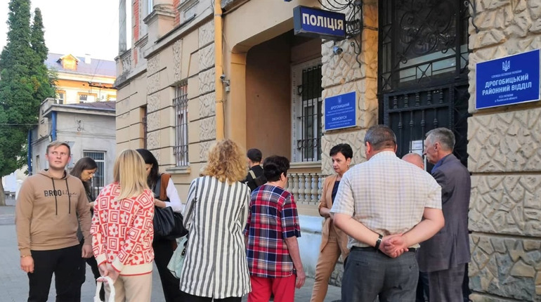Директорка дрогобицького ліцею потрапила у лікарню після того, як її затримала поліція
