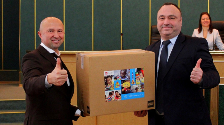 «Ноутбук кожному учителю». На Городоччину приїхало 73 комп’ютери та LEGO Play Box