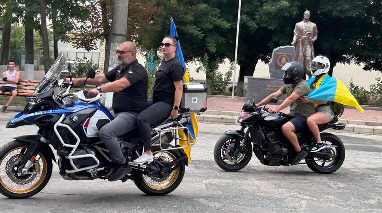 З піснею, прапорами, бронемашиною і сюрпризом: у Біляївці відбувся патріотичний автопробіг