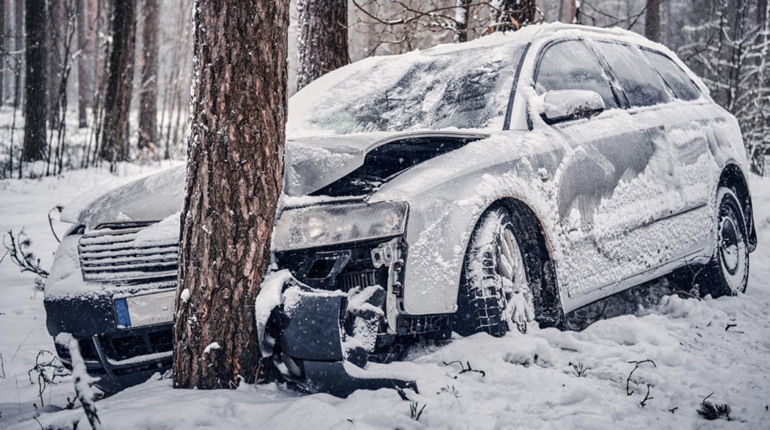 На Глухівщині автомобіль з'їхав з дороги та врізався у дерево: постраждали пасажири