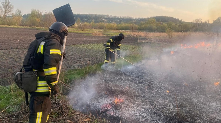 На Великобурлуччині рятувальники ліквідовують наслідки обстрілів