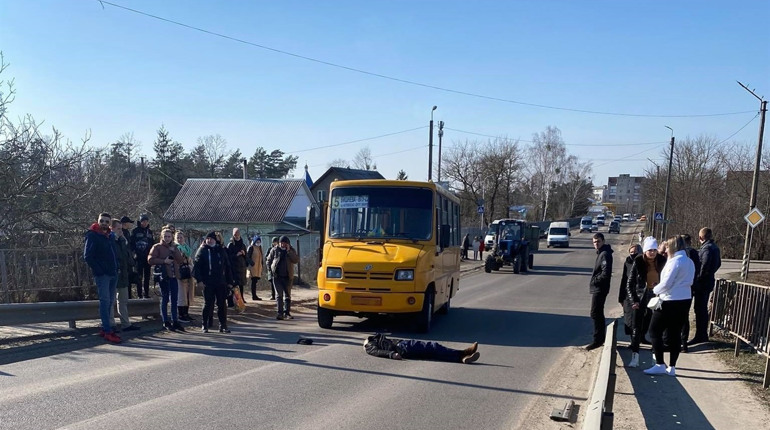 Автопригода на шляхопроводі в Сарнах: пішохід потрапив під колеса маршрутки