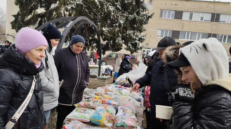 Щедра субота - ярмарок добра: як Знам'янська громада допомагає ЗСУ