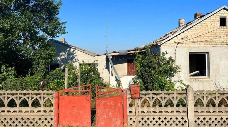 На Херсонщині армія рф атакувала житлові квартали, територію навчального закладу, заводу та ферми