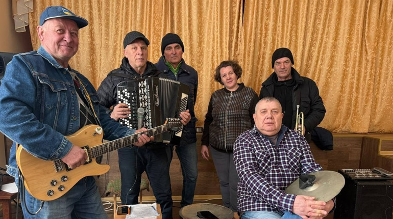 Ансамбль «Гараж»: як музиканти з Грушівки підкорили соцмережі