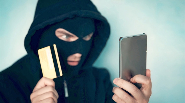 Шахраї спустошили картку жительки Ворожби на 15 тисяч гривень