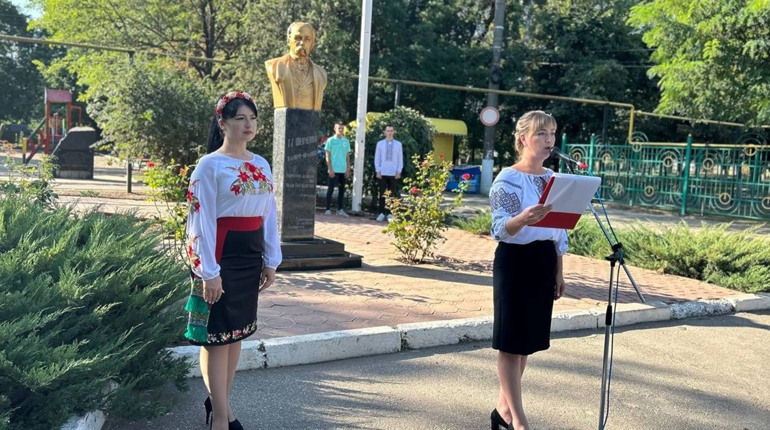 До Дня Прапора: урочисто під акапельне виконання Гімну у Біляївці підняли Державний Прапор України