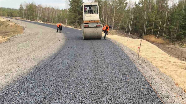 Між селами Половлі та Сопачів асфальтують дорогу. Це була єдина ґрунтова дорога в області