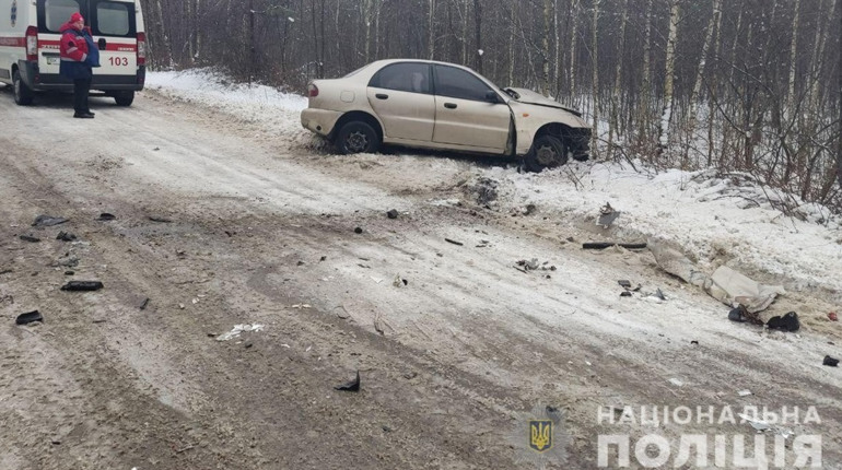 На Сарненщині легковик зіткнувся з вантажівкою: травмовану водійку госпіталізували