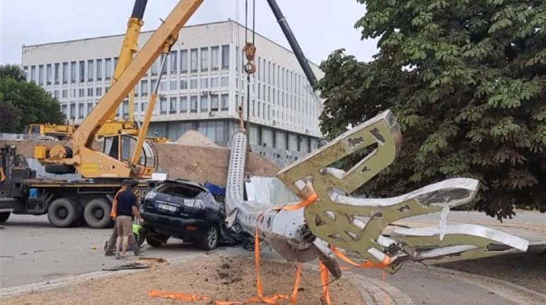 В Херсоні впав 70-метровий флагшток на Lexus чиновника, який відповідає за капітальне будівництво