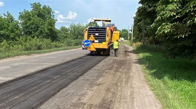 Ремонтують погану дорогу від залізничного переїзду поблизу станції «Сокаль» до селища Жвирка