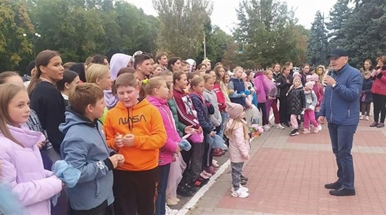 Дітям цукерки, жінкам футболки