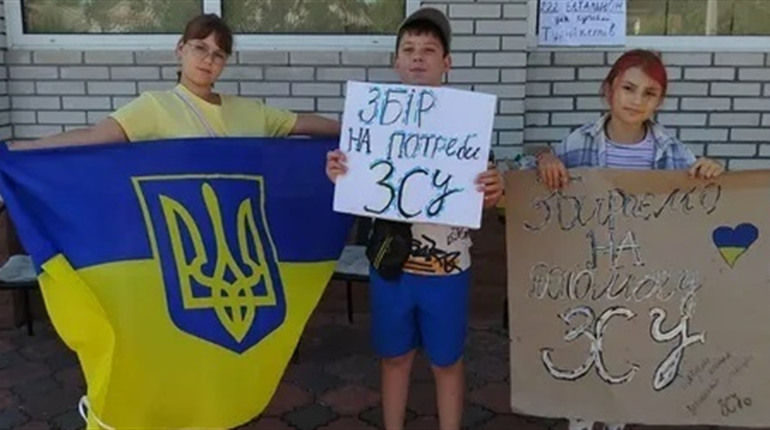 Діти у Первомайську знову збирають кошти на турнікети для військових