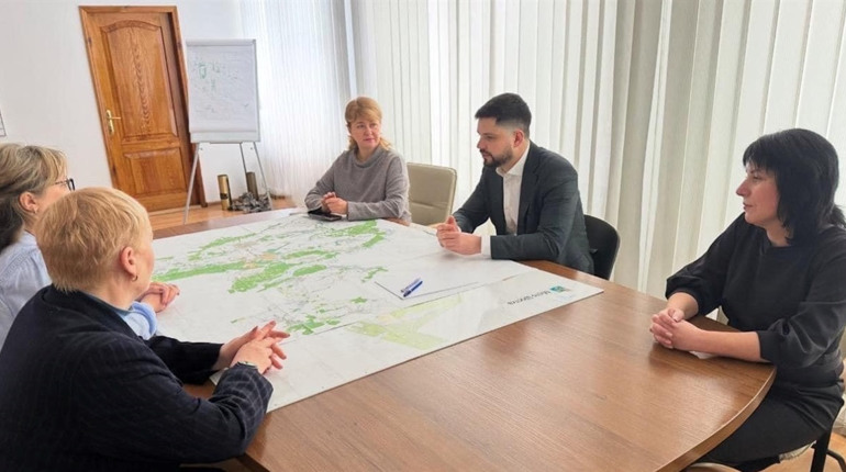 Допомога та слова вдячності: народний депутат Олександр Качура відвідав медиків і освітян Шостки