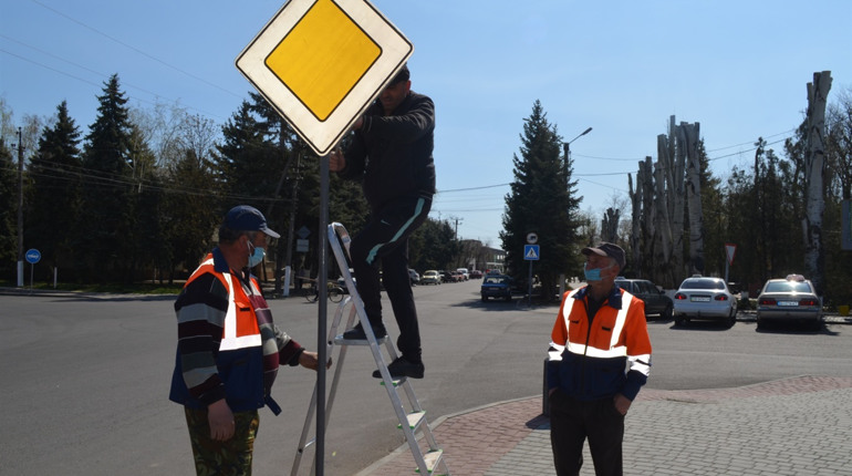 В Біляївці встановлюють нові дорожні знаки: наступні в черзі  робіт - світлофори