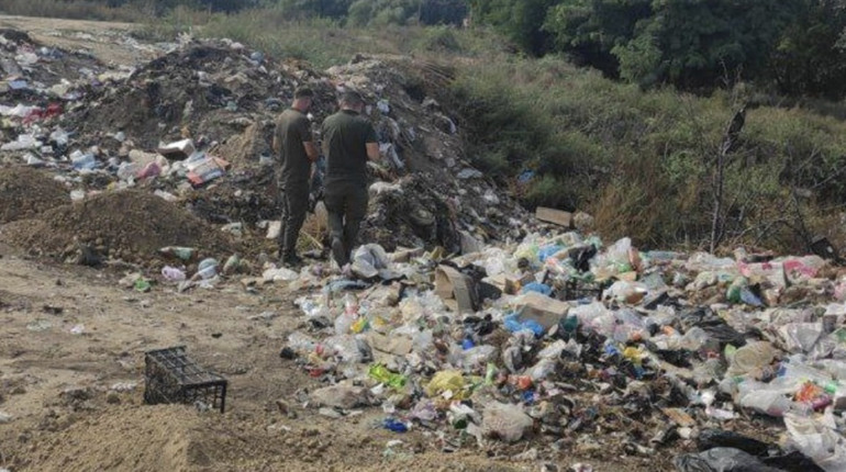Величезне стихійне сміттєзвалище знайшли у селі Троїцькому Яськівської ОТГ