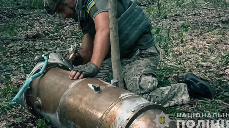 На прикордонні Сумщині вибухотехніки поліції знищили бойову частину російської ракети Х-59