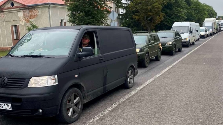 Чотири автомобілі і 140 передач від рідних прямують до чортківських військових