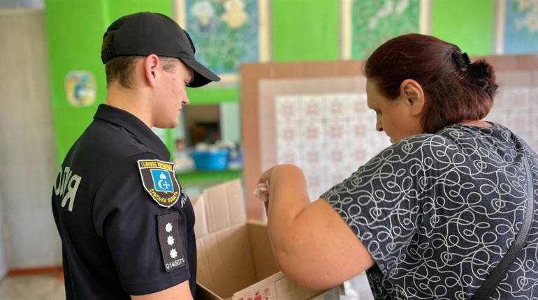 Шосткинська поліція не залишає у біді постраждалий інтернат