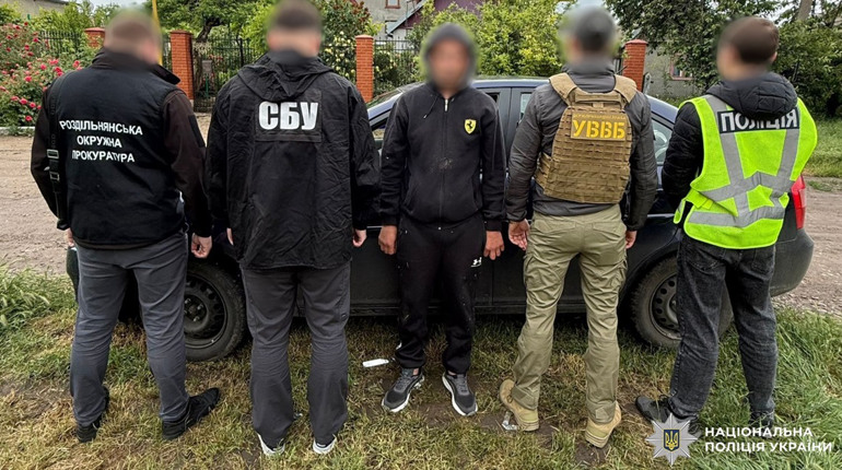 Жителя Одещини підозрюють в організації незаконного виїзду військовозобов’язаного за 2 тис. доларів