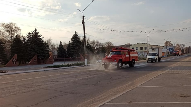 У Сватовому почали мити вулиці дезінфікуючими засобами