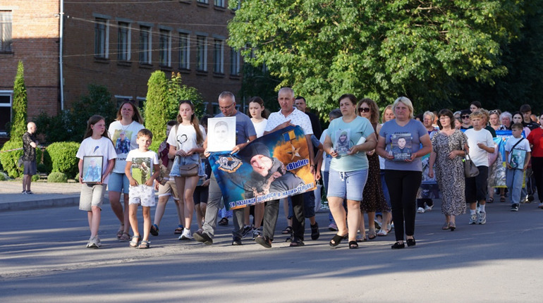 В м. Бар родини загиблих та зниклих безвісти Захисників провели Ходу пам'яті та надії