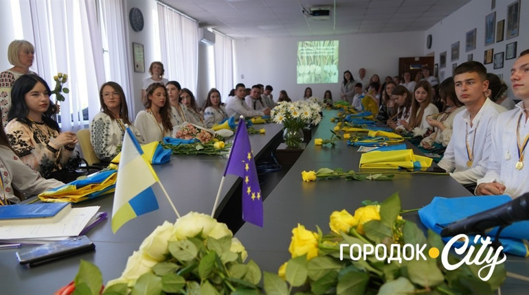 Освітній олімп. У Городку 37 випускників 2024 року отримали медалі за успішне навчання