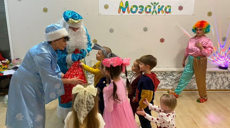 «Хочу приставку і миру»: репортаж із Дня святого Миколая у дитячому центрі розвитку у Первомайську