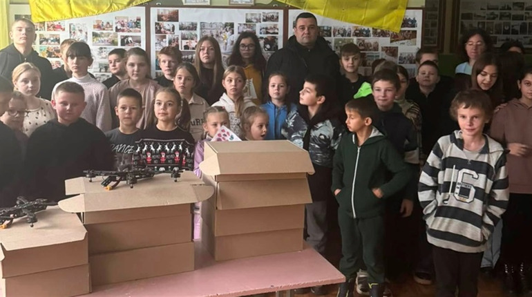 Дві громади на Переяславщині придбали захисникам України 12 FPV-дронів та електростанцію