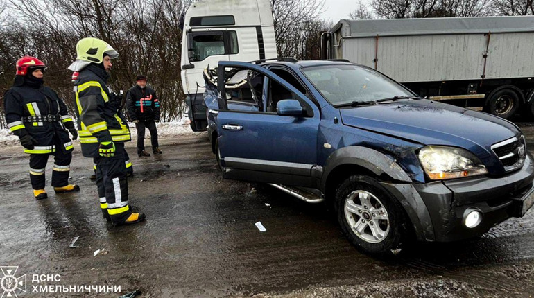 На трасі Городок — Ярмолинці сталася ДТП: госпіталізовано жінку та підлітка