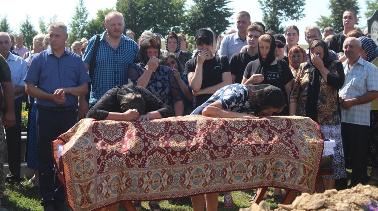 Через 10 днів після смерті тіло Героя привезли додому. У Чорниводах поховали Валерія Рижого