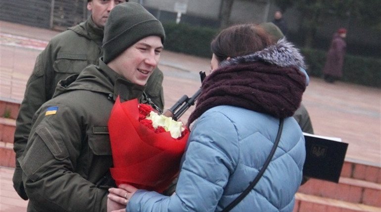 У Калинівці нагвардієць після складання присяги зробив коханій пропозицію руки і серця 