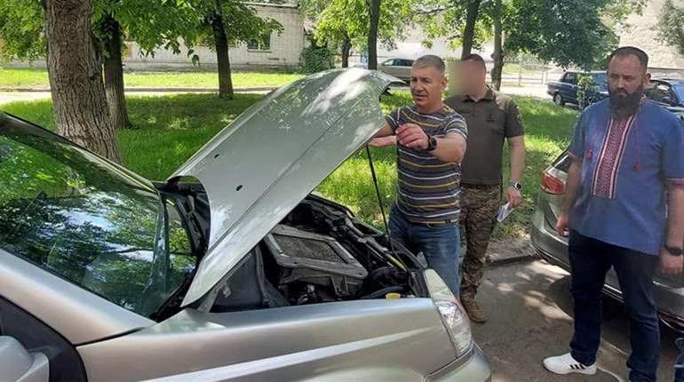 Українським військовим передали черговий автомобіль зі Сміли