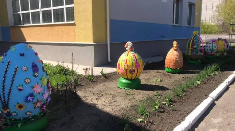 Фотофакт: у Сватовому у дитячому садочку «Веселка» облаштували Великодню алею