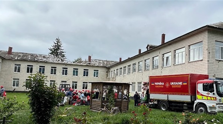 Зруйнований ворогом інтернат у Білопіллі: підопічних евакуйовували зі сльозами на очах